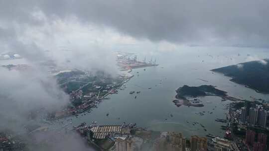 云雾笼罩下的海港城市鸟瞰全景