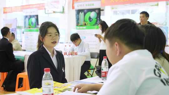 高校大学生毕业招聘会面试洽谈