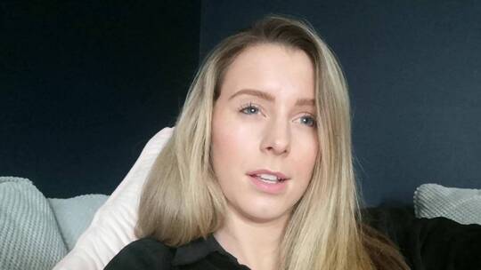 金发女人对着镜头说话