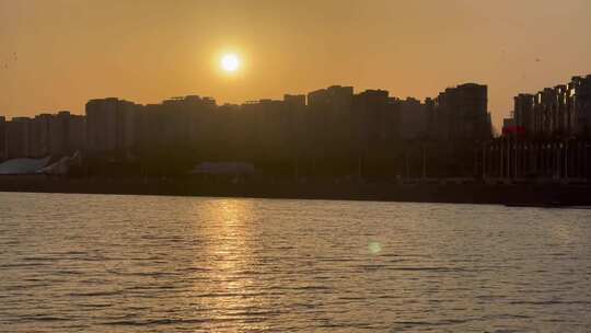 城市落日余晖河流波光粼粼上摇