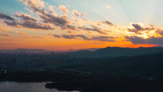 夕阳下落日时的昆明北市区松花坝水库