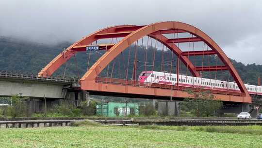 大雾中高架铁路对山