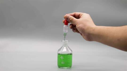 用滴管在滴瓶里吸取绿色溶液