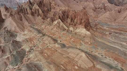 壮观的新疆天山大峡谷多彩丹霞地貌自然景观