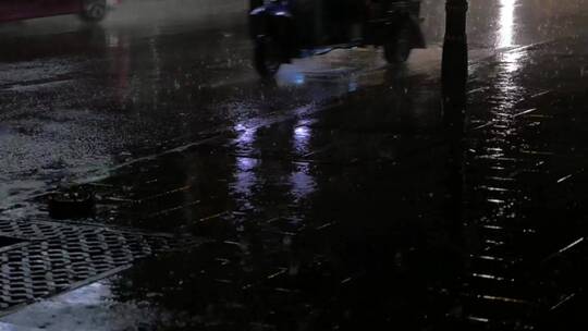 大雨落在人行道上