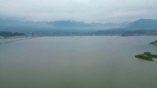 三峡大坝清晨迷雾航拍