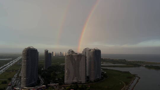雨后天空中出现的双彩虹