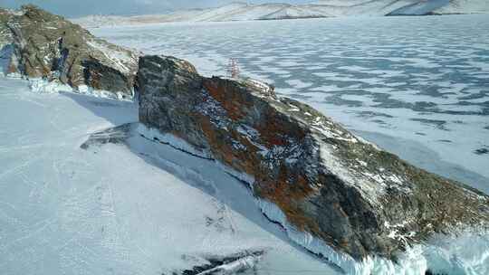 停在冰湖表面的贝加尔湖冰冻汽车岩石上的空