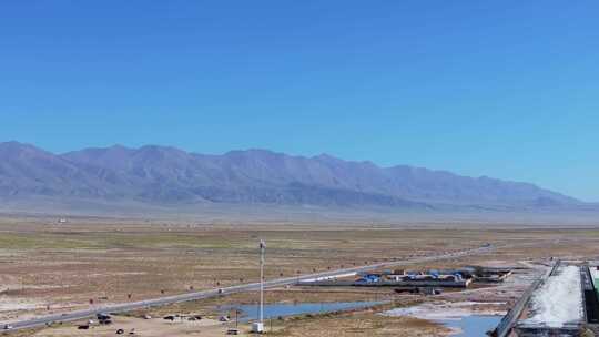 西北荒漠盐碱地大地纹理航拍青海茶卡盐湖