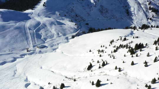 空中拍摄，展示了法国阿尔卑斯山的普拉兹·苏尔·阿里滑雪胜地和山脉天际线