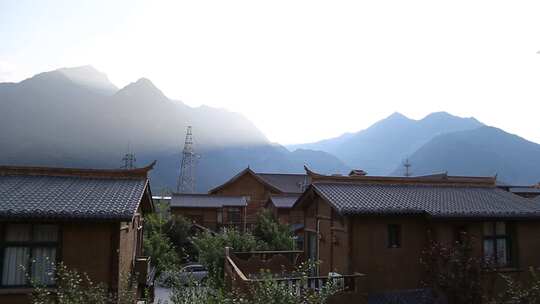 四川阿坝州叠溪镇的风景：群山、民居和落日