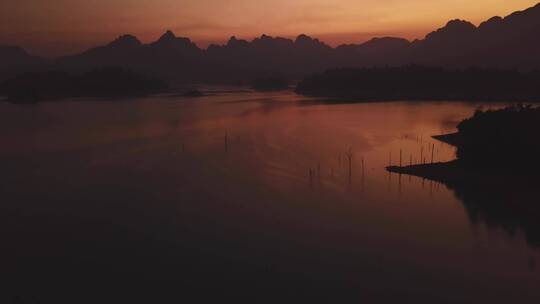 日落时飞越湖面视频素材模板下载