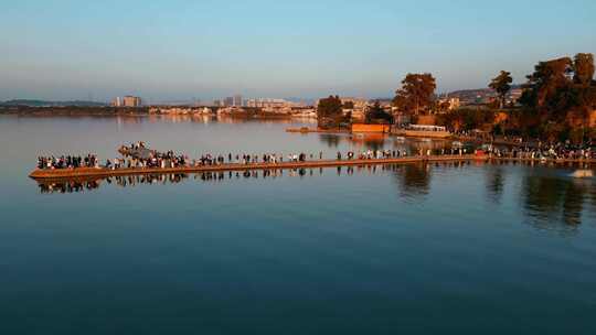 金色夕阳昆明滇池海晏村网红码头游客全景