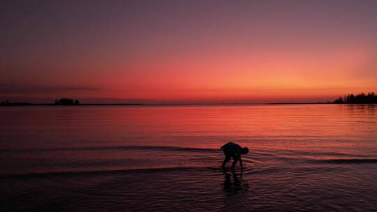 落日余晖黄金海滩玩耍的少年视频素材模板下载