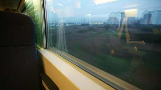 火车车厢内透过车窗看风景