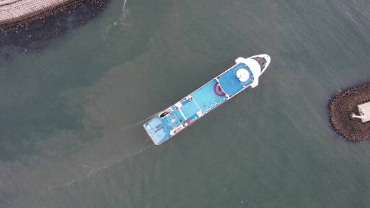 航拍俯瞰威海湾的侨乡号游轮视频素材模板下载