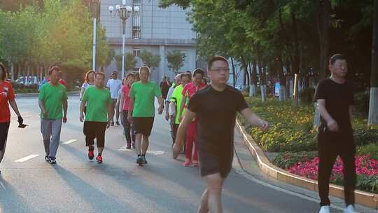 盘锦兴隆台世纪广场太极慢跑鸽子