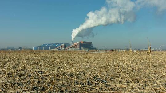 低碳热电厂大烟囱冒烟北方冬季玉米秸秆田地视频素材模板下载
