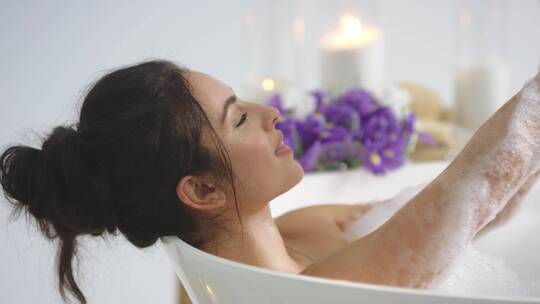 女人在浴缸里沐浴视频素材模板下载