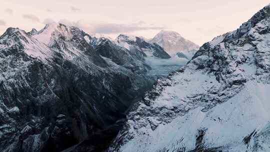 日落时分天山山脉雪山山峰山脉航拍风景