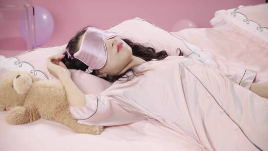 戴着眼罩睡觉的年轻女孩视频素材模板下载