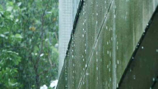 暴雨下的屋檐滴水慢镜头视频素材