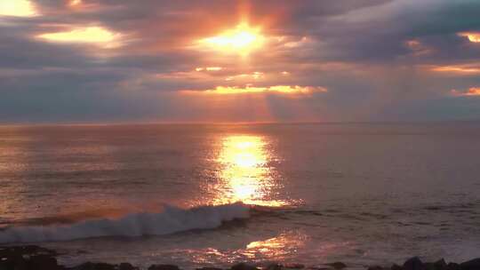 海上日出海浪日出太阳升起丁达尔光海鸟飞翔