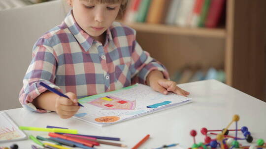 有趣的小女孩用彩色铅笔画画