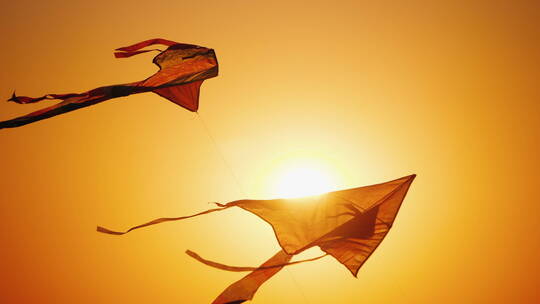唯美日落时分天空飞行的风筝视频素材模板下载