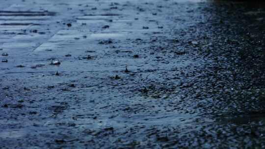 阴暗天气下雨雨滴暴雨梅雨季节