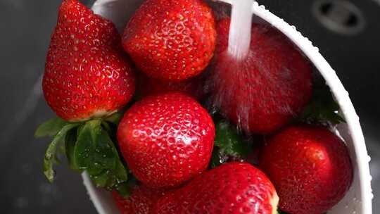 清洗新鲜草莓