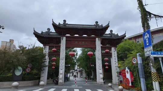 中式牌坊街道入口景象