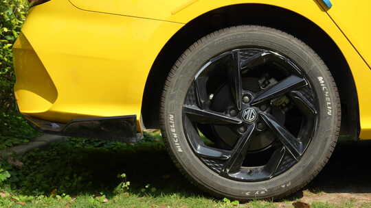 黄色汽车的车轮