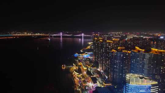 夜景中霓虹灯光下的城市桥梁与建筑