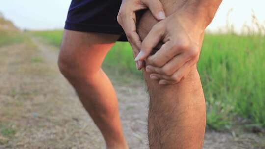 一男子户外跑步膝盖受伤按摩膝盖视频素材模板下载