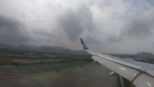飞机降落在温州龙湾国际机场