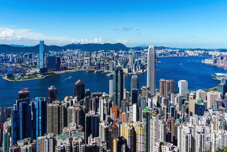 蓝天白云下的香港城市景色