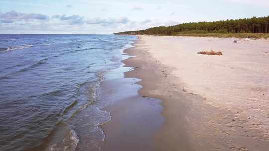 波罗的海沙滩上海浪的鸟瞰图。4K慢动作无人机海浪裂缝的镜头