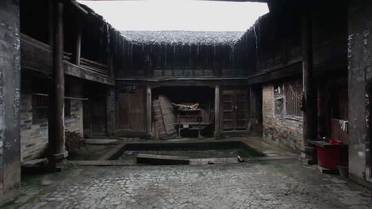 雨中灰瓦屋檐南方古宅小院【10Bit】