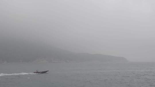 海边快艇大雾