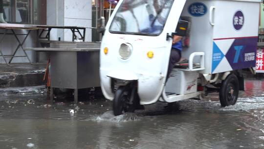 下雨天水灾快递员送快递