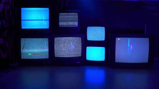 旧电视屏幕在黑暗背景下无信号的不同变体