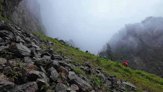 攀登四川第二高峰中山峰的登山队徒步进山