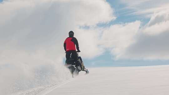 雪地驾驶雪地摩托的人