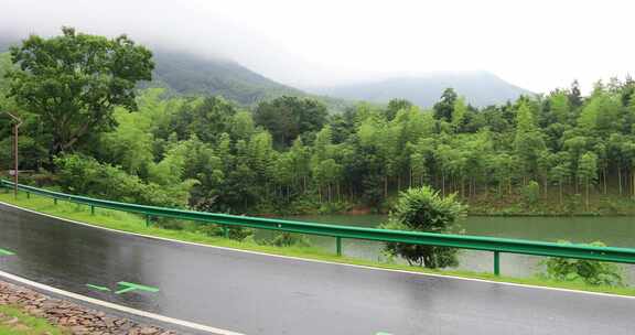 雨天高山森林 宁静的庄园车行道