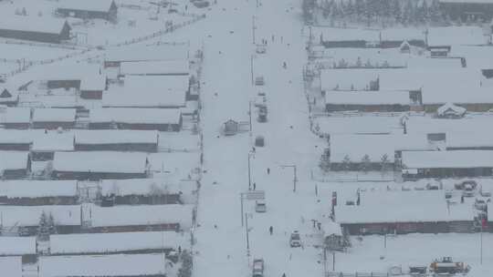 航拍大雪纷飞的新疆喀纳斯老村视频素材模板下载