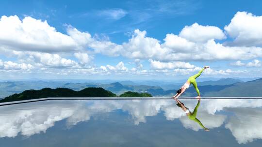 在海边山顶户外练习做瑜伽的女人大自然森林