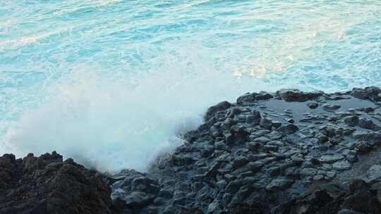 泼水撞击海边的岩石，静态特写慢动作