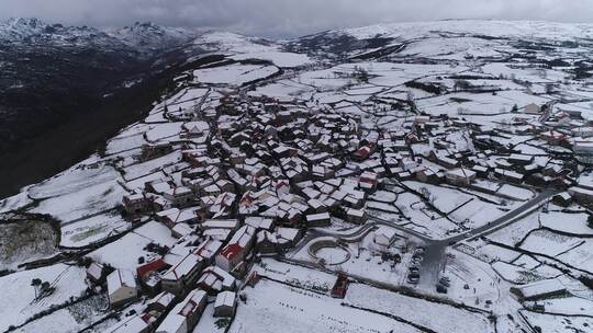 白雪覆盖的村庄