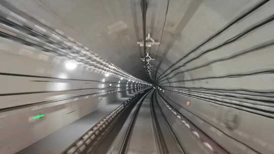 成都地铁9号线无人驾驶列车在隧道中运行